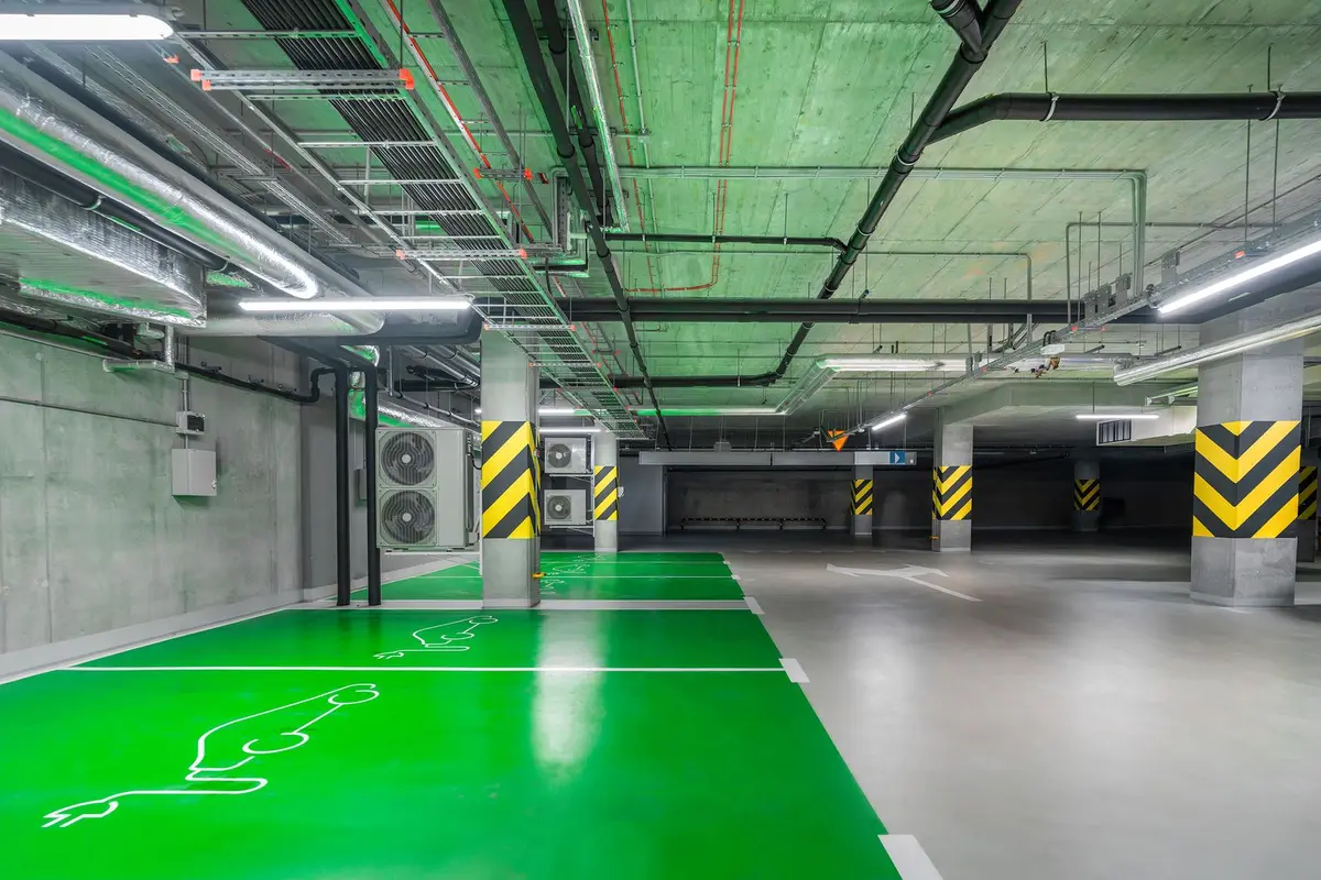 Parking souterrain avec une place réservée à la recharge des véhicules électriques
