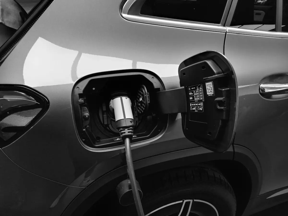 Câble de recharge branché sur la prise d’une voiture électrique
